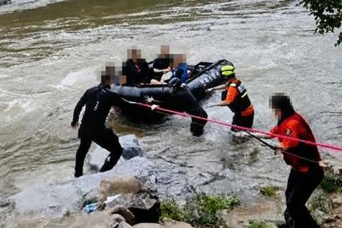 비에 무너져 내린 담벼락 [강원도소방본부 제공] [사진=연합뉴스 ]