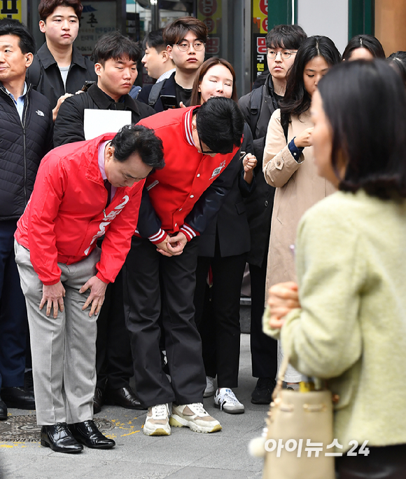 한동훈 국민의힘 비상대책위원장과 박용찬 영등포을 후보가 25일 오전 서울 영등포구 여의도역에서 출근길 인사를 하고 있다. [사진=곽영래 기자]