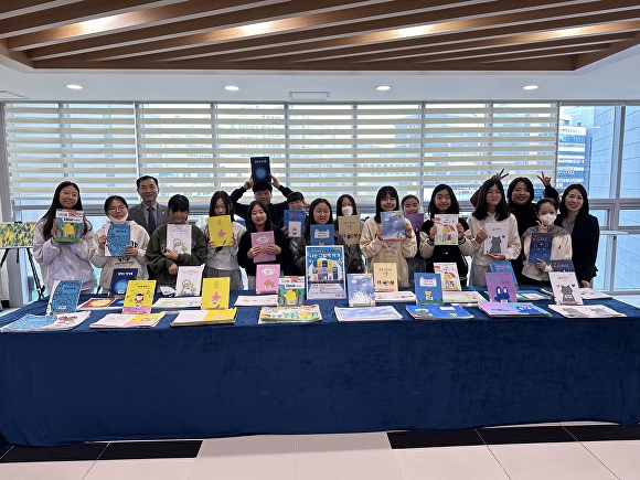 홍익대학교와 함께한 ‘나는 그림책 작가’ 그림책 제작 발표 어린이들이 기념촬영을 하고 있다 [사진=달성군]