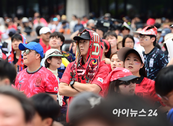 2026 북중미 월드컵 조별리그 A조 2차전 대한민국 대 멕시코의 경기가 0-1 한국의 패배로 끝났다. 19일 서울 종로구 광화문광장에 거리응원을 나선 시민들이 모습들. [사진=정소희 기자]