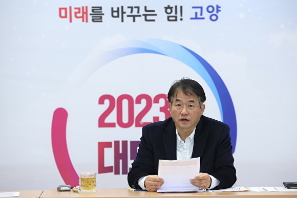 이동환 고양특례시장이 19일 오전 시청 대회의실에서 열린 간부회의에서 당부의 말을 전하고 있다. [사진=고양시]