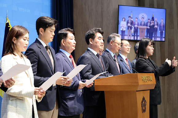 국민의힘 장동혁 당대표와 정점식 원내대표가 11일 서울 여의도 국회에서 열린 최고위원회의에 참석하고 있다. [사진=곽영래 기자]