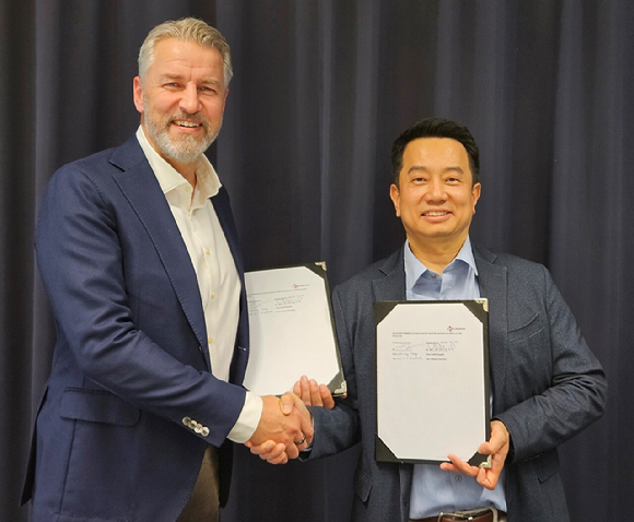 프레드릭 베리에고르 BIQ머티리얼즈 회장과 정혁성 CJ제일제당 BMS본부장이 파트너십 체결식에서 기념사진 촬영을 하고 있다. [사진=CJ제일제당 제공]