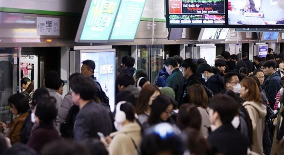 라이터와 분사형 살충제를 들고 운행 중인 지하철 내부를 돌아다닌 40대 남성이 경찰에 붙잡혔다. 사진은 지난해 11월 21일 오전 대구 지하철 1&middot;2호선 환승 지점인 반월당역 내부. [사진=연합뉴스]