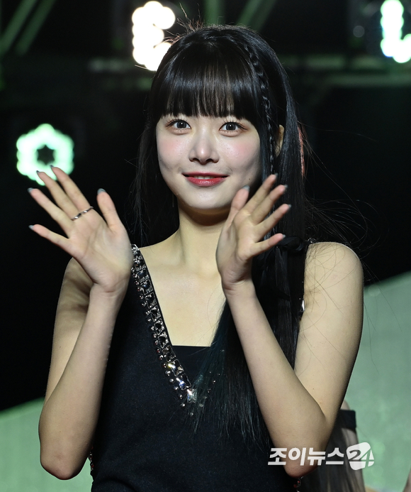 그룹 르세라핌 홍은채가 24일 오후 서울 고척스카이돔에서 열린 2022 SBS 가요대전 레드카펫에서 포즈를 취하고 있다. [사진=김성진 기자]