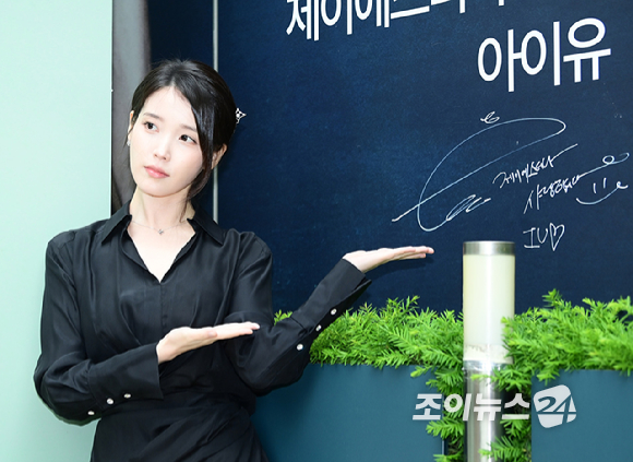 가수 겸 배우 아이유가 11일 오후 서울 송파구 제이에스티나 본사에서 열린 포토행사에 참석하고 있다. [사진=정소희 기자]