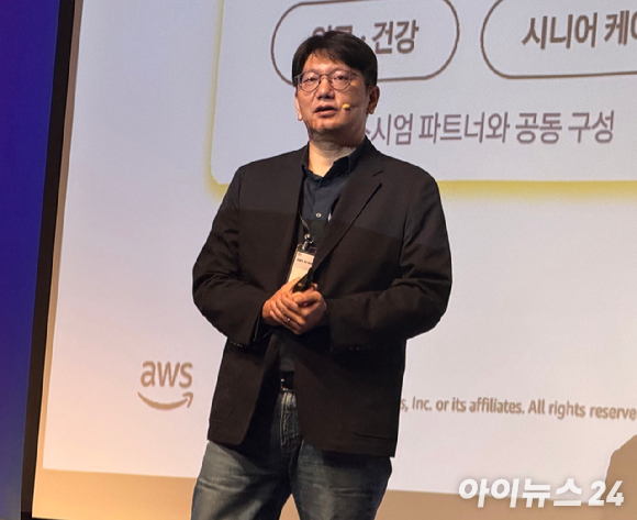 김기완 AWS 코리아 한국 AI 사업 총괄 디렉터가 23일 AWS AI WAVE 2026에서 기조연설을 하고 있다. [사진=최효경 기자]