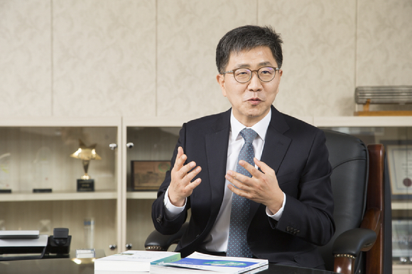 한국원자력연구원 제 1노조가 "박원석 원장의 연임을 반대한다"는 플래카드를 들고 세종 과기정통부 앞에서 집회를 열고 있다. [사진=정종오 기자]