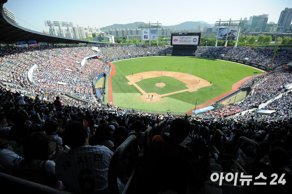 한국야구위원회가 지난 2015시즌부터 KBO리그 일정에 적용한 팀간 홈 2연전-원정 2연전 체제를 올 시즌까지만 운영하기로 했다. 사진은 KBO리그 잠실구장 경기 장면이다. [사진=아이뉴스24 포토 DB]