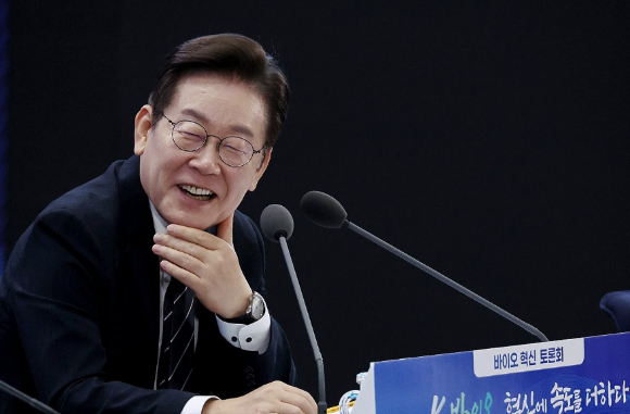 이재명 대통령이 5일 인천 송도 컨벤시아에서 열린 바이오 혁신 토론회에서 참가자 발언을 듣고 있다. 2025.9.5 [사진=연합뉴스]