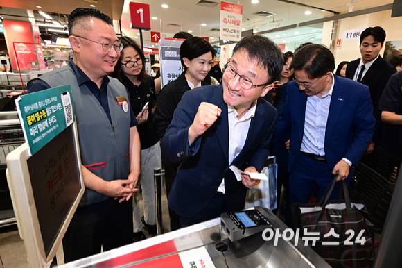 한병도 더불어민주당 대표 직무대행 겸 원내대표와 신장식 조국혁신당 대표가 13일 재개장한 서울 강서구 홈플러스에서 장보기를 마친 후 물품들을 계산하고 있다. [사진=곽영래 기자]