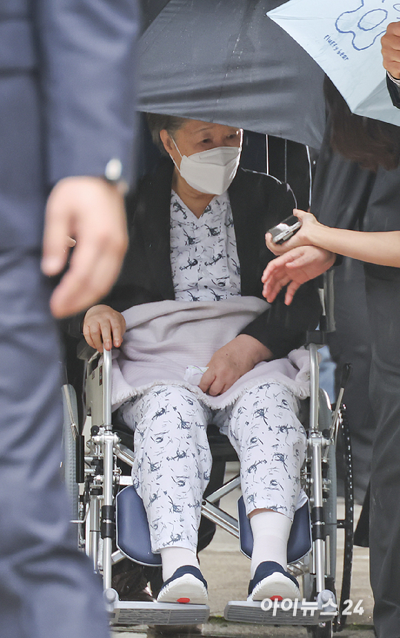 '정교 유착' 혐의로 1심에서 징역 2년 선고 받은 한학자 통일교 총재가 31일 서울 서초구 서울중앙지방법원을 나오고 있다. [사진=곽영래 기자]
