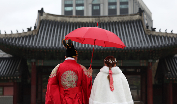 서울 종로구 창덕궁에서 관광객들이 우산을 쓰고 발걸음을 옮기고 있다. [사진=뉴시스]