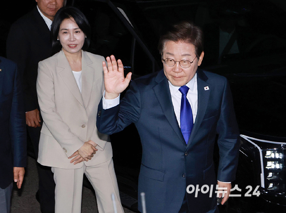당선이 확실시된 이재명 더불어민주당 대통령 후보와 김혜경 여사가 4일 서울 여의도 더불어민주당 당사에 들어서고 있다. [사진=곽영래 기자]