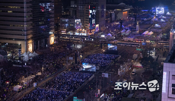 방탄소년단(BTS)이 21일 오후 서울 광화문 광장에서 정규 5집 '아리랑(ARIRANG)' 앨범 발매를 기념해 컴백 무대를 선보이고 있다. [사진=사진공동취재단]