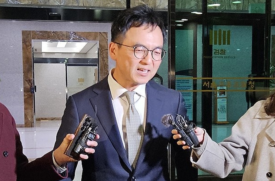 '대장동 항소 포기' 논란 끝에 사표를 낸 노만석 검찰총장 직무대행의 후임자로 임명된 구자현 서울고등검찰청 검사장이 14일 서울 서초구 서울고등검찰청사를 나서며 취재진 질문에 답하고 있다. 2025.11.14 [사진=연합뉴스]