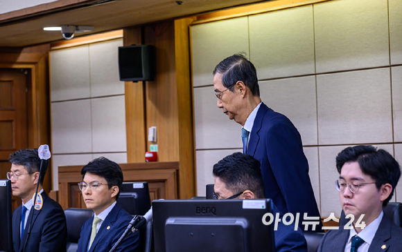 한덕수 전 국무총리가 30일 서울 서초구 서울중앙지법에서 열린 내란 우두머리 방조 및 위증 등 혐의 재판에 피고인으로 출석하고 있다. [사진=사진공동취재단]