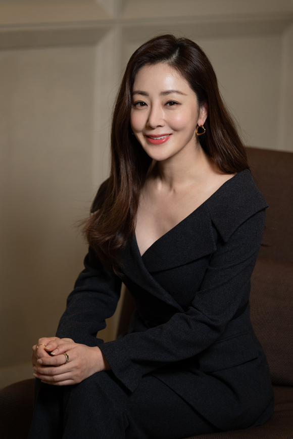 배우 오나라가 영화 '압꾸정' 인터뷰에 앞서 포즈를 취하고 있다. [사진=쇼박스]