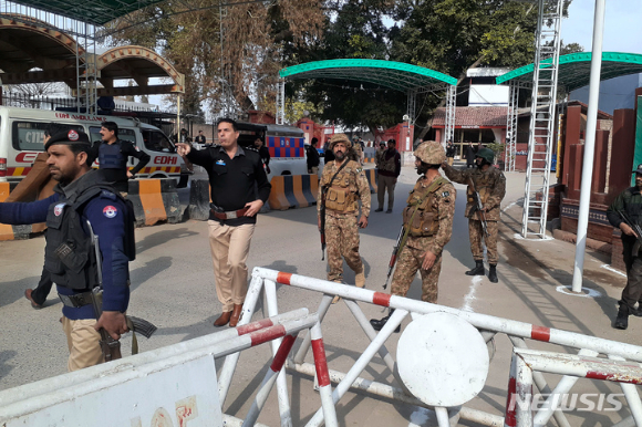 파키스탄 페샤와르의 경찰서 정문에서 30일 파키스탄군 병사들과 경찰들이 자살폭탄테러 현장으로 서둘러 향하는 구급차들을 위해 길을 터주고 있다. [사진=페샤와르(파키스탄)=AP/뉴시스]
