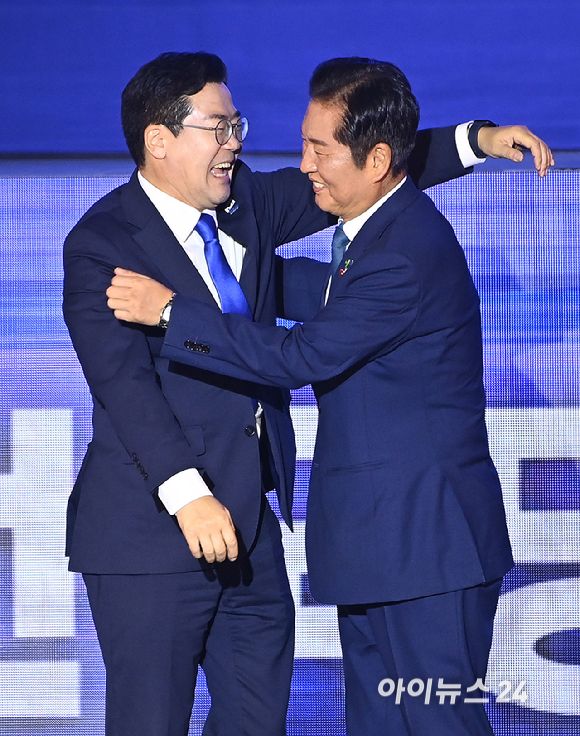 정청래 더불어민주당 신임 대표가 2일 경기 고양시 킨텍스에서 열린 제2차 임시전국당원대회에서 박찬대 후보와 포옹하고 있다. [사진=곽영래 기자]