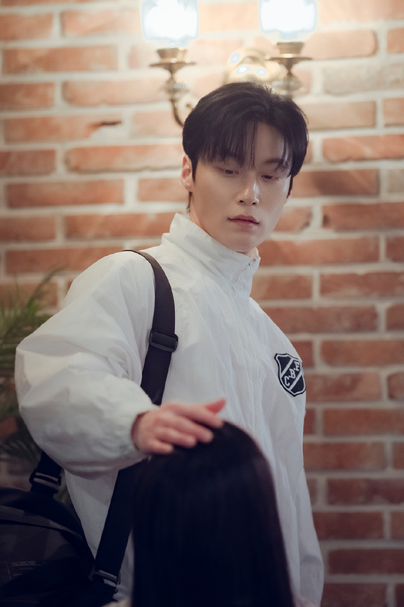 배우 허남준이 프로필 촬영에서 포즈를 취하고 있다. [사진=에이치솔리드]