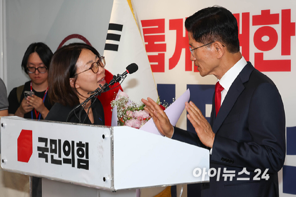 김문수 국민의힘 대선 후보가 4일 서울 여의도 당사에서 대선 결과에 승복하는 기자회견을 마치고 관계자가 꽃다발을 전달하자 사양하고 있다. [사진=정소희 기자]