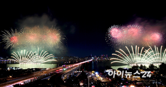 5일 밤 서울 여의도 한강공원에서 열린 '서울세계불꽃축제 2024' 에서 화려한 불꽃들이 밤 하늘을 수놓고 있다. [사진=곽영래 기자]