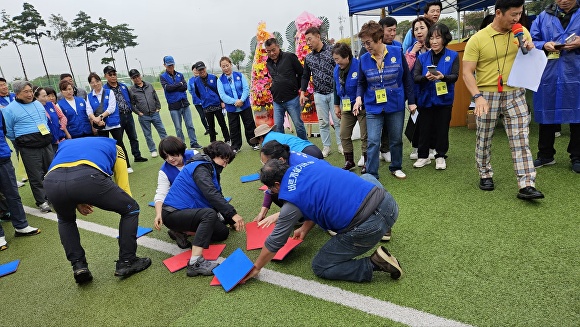 ‘2024 바르게살기회원 한마음 다짐대회’에서 회원들이 즐거운 한 때를 보내고 있다 [사진=경산시]