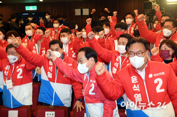 권영세 선대본부장을 비롯한 당직자들이 10일 새벽 여의도 국회 도서관에 마련된 제20대 대선 개표상황실에서 득표율이 역전되자 환호하고 있다. [사진=김성진 기자]