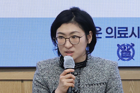 하은진 서울의대 중환자의학과 교수가 지난 18일 서울 종로구 서울대학교 의과대학 융합관 양윤선홀에서 열린 '우리의 현주소: 의료시스템 수행지표의 팩트 검토' 토론회에서 발언하고 있다. [사진=연합뉴스]