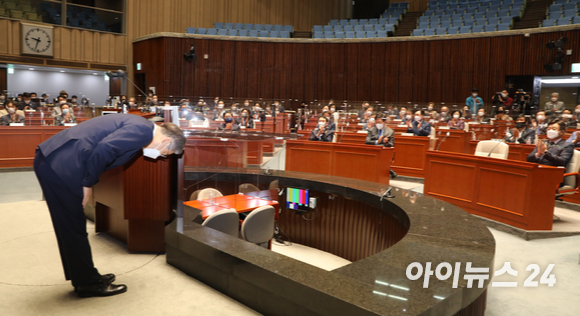 이재명 더불어민주당 대선 후보가 15일 오전 서울 여의도 국회 예결위회의장에서 열린 더불어민주당 의원총회에서 참석 의원들에게 인사를 하고 있다.