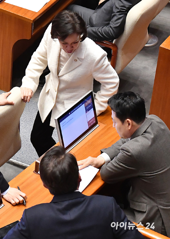 국민의힘 장동혁 대표와 이인선 의원이 19일 서울 여의도 국회에서 열린 본회의에서 대화하고 있다. [사진=곽영래 기자]