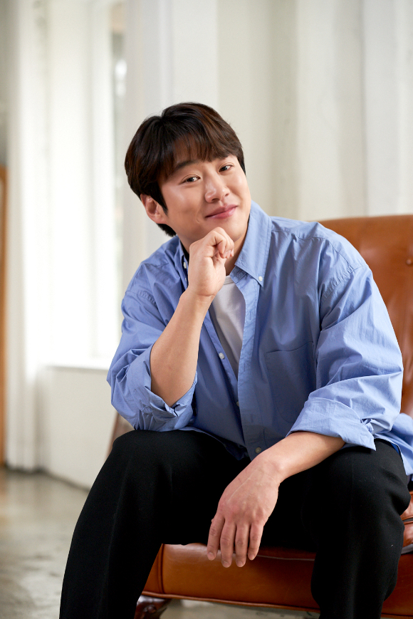 배우 안재홍이 영화 '리바운드'(감독 장항준) 인터뷰에 앞서 포즈를 취하고 있다. [사진=바른손이앤에이]