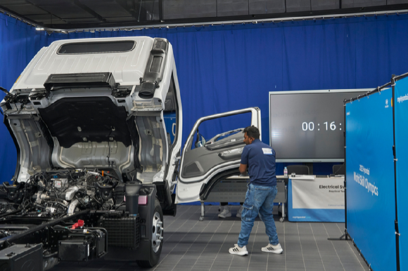 제15회 월드스킬올림픽 참가자들이 정비 평가를 받고 있다. [사진=현대자동차]