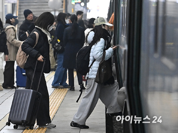 설 연휴를 앞둔 13일 오전 서울 용산역을 찾은 귀성객들이 열차에 오르고 있다. [사진=곽영래 기자]