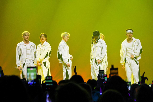 피원하모니가 런던 OVO 아레나 웸블리(OVO Arena Wembley)에서 무대를 선보이고 있다. [사진=FNC엔터테인먼트]