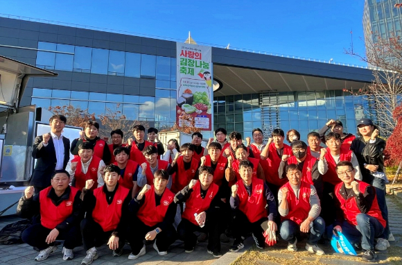 '2025 사랑의 김장나눔 축제'에 참여한 하림 임직원 30여 명이 봉사 활동에 앞서 단체 사진을 촬영하고 있다. [사진=하림]