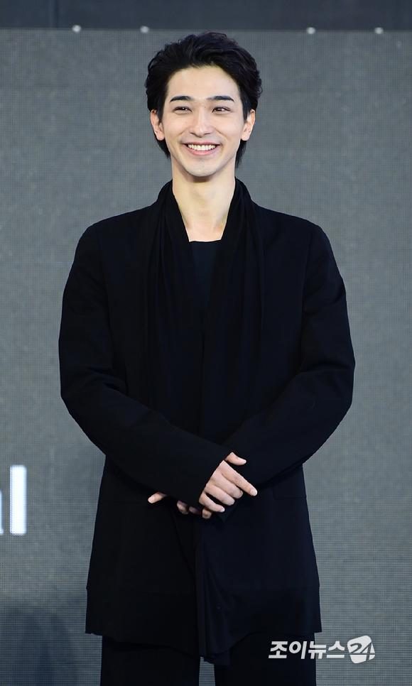 배우 요코하마 류세이가 7일 부산 해운대구 영화의전당에서 열린 제31회 부산국제영화제 '그대, 별처럼' 야외 무대인사를 갖고 있다.
