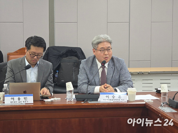 18일 국회 의원회관에서 열린 '게임산업법 전면개정안, 무슨 내용을 담았나?' 토론회에서 참석자들이 기념촬영을 하고 있다. [사진=박정민 기자]