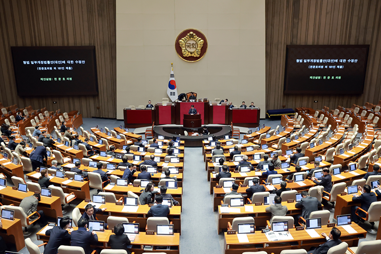더불어민주당 천준호 원내운영수석부대표가 25일 국회에서 열린 2월 임시국회 본회의에서 '법왜곡죄'를 포함한 형법 일부개정법률안(대안)에 대한 수정안 제안 설명을 하고 있다. 2026.2.25 [사진=연합뉴스]