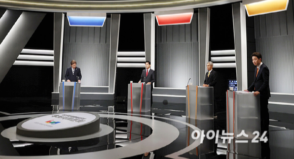 23일 서울 영등포구 KBS본관 스튜디오에서 열린 중앙선거방송토론위원회 주관 제21대 대통령선거 2차 후보자토론회에서 각 정당 대선 후보들이 토론을 준비하고 있다. (왼쪽부터) 이재명 더불어민주당, 김문수 국민의힘, 이준석 개혁신당, 권영국 민주노동당 대선 후보. [사진=국회사진취재단]