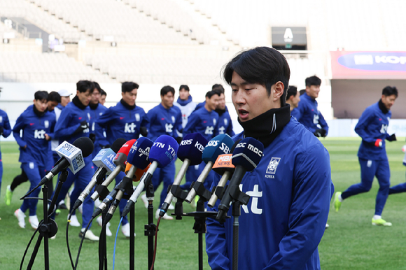 대한민국 축구 국가대표팀 이강인이 20일 오후 서울 마포구 서울월드컵경기장에서 열린 2026 FIFA 북중미 월드컵 2차 예선 태국과의 경기 전 훈련에 앞서 심경을 밝히고 있다. 뒤로 선수들이 몸을 풀고 있다. 2024.03.20. [사진=뉴시스]