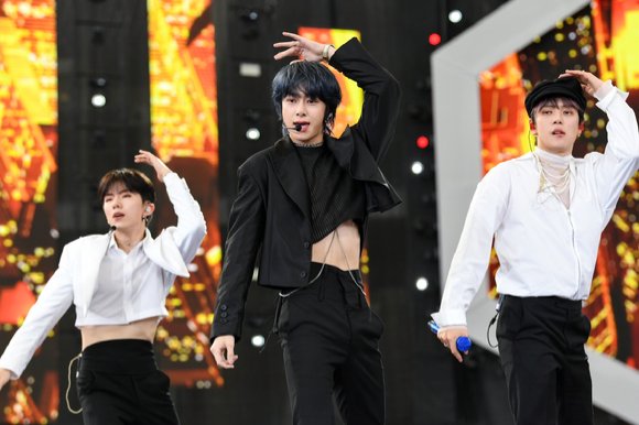 그룹 몬스타엑스(MONSTA X) 기현, 형원, 민혁이 15일 독일 프랑크푸르트에서 열린 SBS K-POP 페스티벌 '케이팝 플렉스'(KPOP.FLEX)에서 멋진 무대를 선보이고 있다. [사진=SBS]