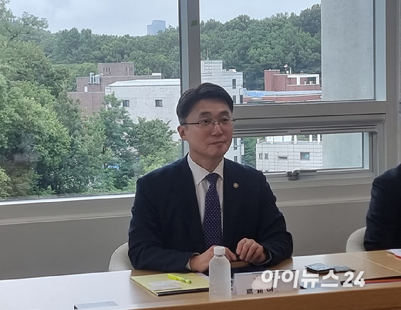 15일 오후 서울 서초 서울AI허브에서 열린 국가AI연구거점 간담회 참석자들이 기념 촬영하고 있다. [사진=윤소진 기자]