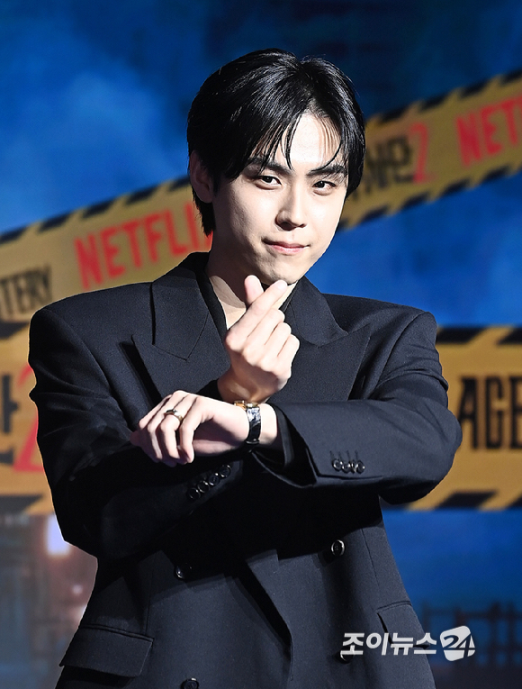 배우 김도훈이 19일 오전 서울 마포구 호텔 나루 서울 엠갤러리에서 열린 넷플릭스 예능프로그램 '미스터리 수사단 시즌2&rsquo;의 제작발표회에서 포즈를 취하고 있다. [사진=곽영래 기자]