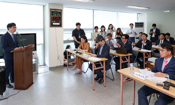 김남훈 송파구선거관리위원회 사무국장 직무대리가 서울 송파구 선거관리위원회에서 투표용지 부족 사태에 대해 브리핑 하고 있다. [사진=국회사진기자단 ]