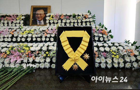 27일 서울 종로구 서울대병원 장례식장에 마련된 고 이해찬 전 국무총리 빈소에 이재명 대통령이 추서한 국민훈장 무궁화장이 세워져 있다. [사진=사진공동취재단]