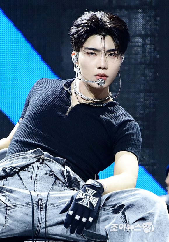 그룹 제로베이스원 박건욱이 1일 오후 서울 용산구 한남 블루스퀘어에서 열린 제로베이스원(ZEROBASEONE) 정규 1집 '네버 세이 네버(NEVER SAY NEVER)' 쇼케이스에 참석해 멋진 무대를 선보이고 있다. [사진=정소희 기자]