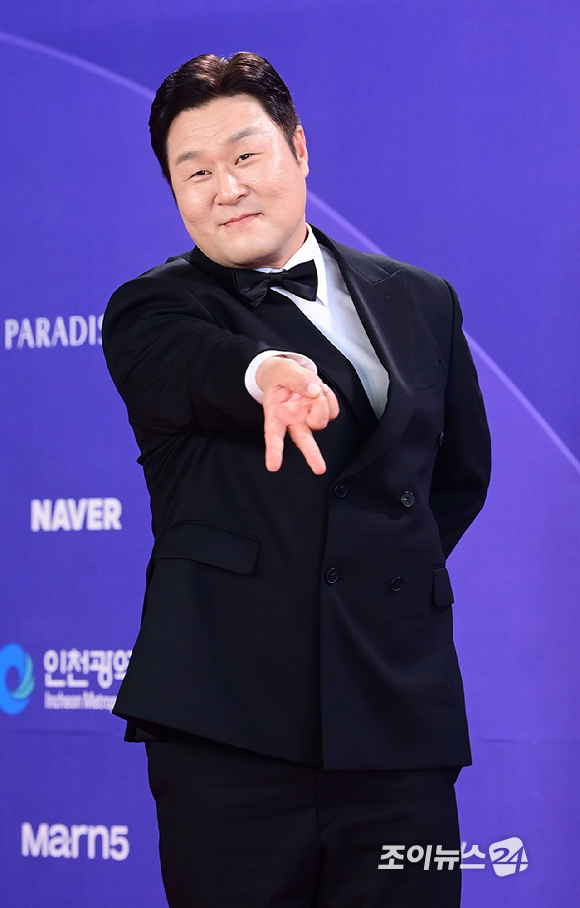 '취사병 전설이 되다' 배우 윤경호가&nbsp;31일 오후&nbsp;인천시 영종구 운서동 파라다이스시티에서 열린&nbsp;제5회 청룡시리즈어워즈&nbsp;레드카펫 행사에 참석하고 있다. [사진=정소희 기자]
