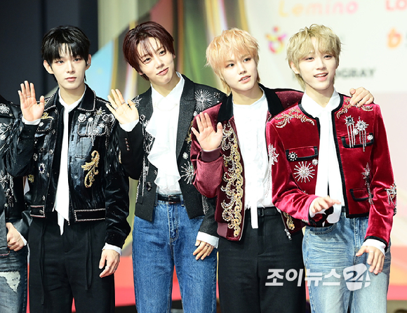 그룹 아홉(AHOF)이 25일 오후 인천광역시 중구 운서동 인스파이어 아레나에서 열린 '2025 SBS 가요대전' 레드카펫 행사에 참석하고 있다. [사진=정소희 기자]